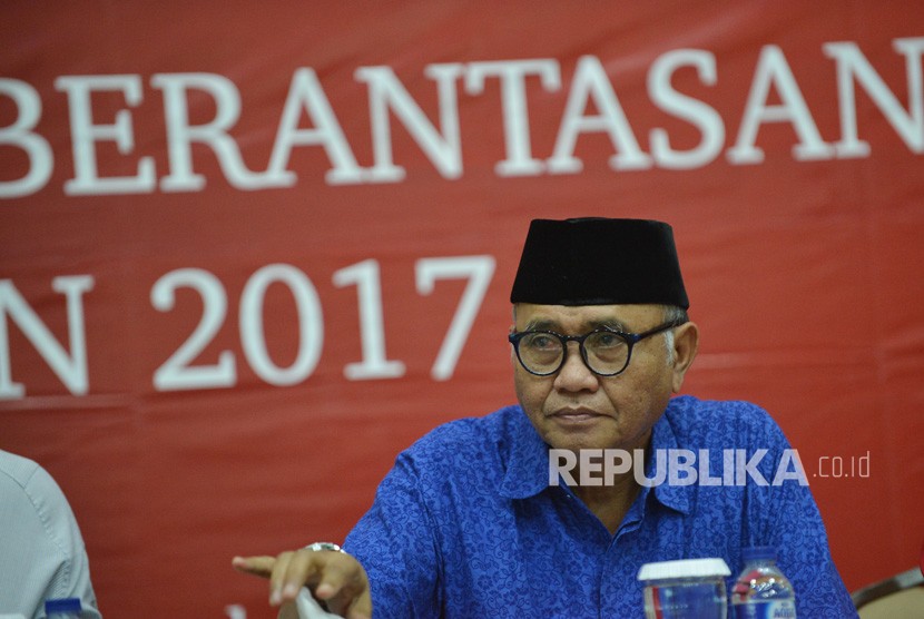Ketua KPK Agus Rahardjo menyampaikan paparan capaian kinerja KPK pada 2017 di Gedung KPK Jakarta, Rabu (27/12). 