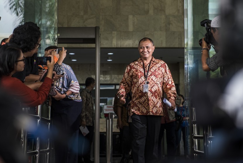 Ketua KPK Agus Rahardjo menyapa awak  media saat keluar gedung KPK, Jakarta, Jumat (19/2)