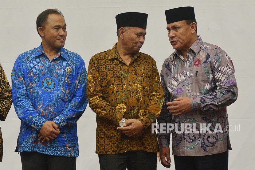 Ketua KPK Agus Rahardjo (tengah) berbincang dengan Deputi Penindakan KPK Brigjen Pol Firli (kanan) dan Kepala BNN Komjen Pol Heru Winarko seusai pelantikan di gedung KPK Jakarta, Jumat (6/4).