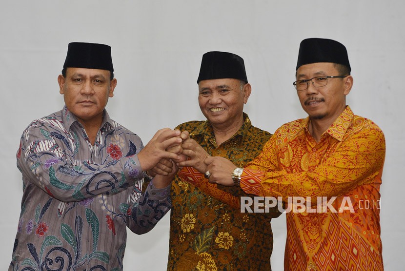 Ketua KPK Agus Rahardjo (tengah) berjabat tangan dengan Deputi Penindakan KPK Brigjen Pol Firli (kiri) dan Direktur Penuntutan Supardi seusai pelantikan di gedung KPK Jakarta, Jumat (6/4).