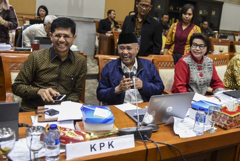 Ketua KPK Agus Rahardjo (tengah) bersama Wakil Ketua KPK Laode M Syarif (kiri) dan Basaria Panjaitan (kanan) bersiap mengikuti rapat dengar pendapat dengan Komisi III DPR di Kompleks Parlemen Senayan, Jakarta, Selasa (12/9). 