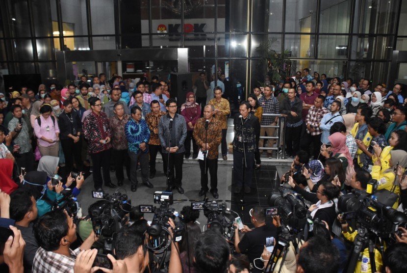 Ketua KPK Agus Rahardjo (tengah) bersama Wakil Ketua KPK Laode M. Syarif (kiri) dan Saut Situmorang (kanan) memberi keterangan pers menanggapi pernyataan Capim KPK petahana Alexander Marwata dalam uji kelayakan dan kepatutan di DPR, di Gedung Merah Putih KPK, Jakarta, Kamis (12/9/2019). 