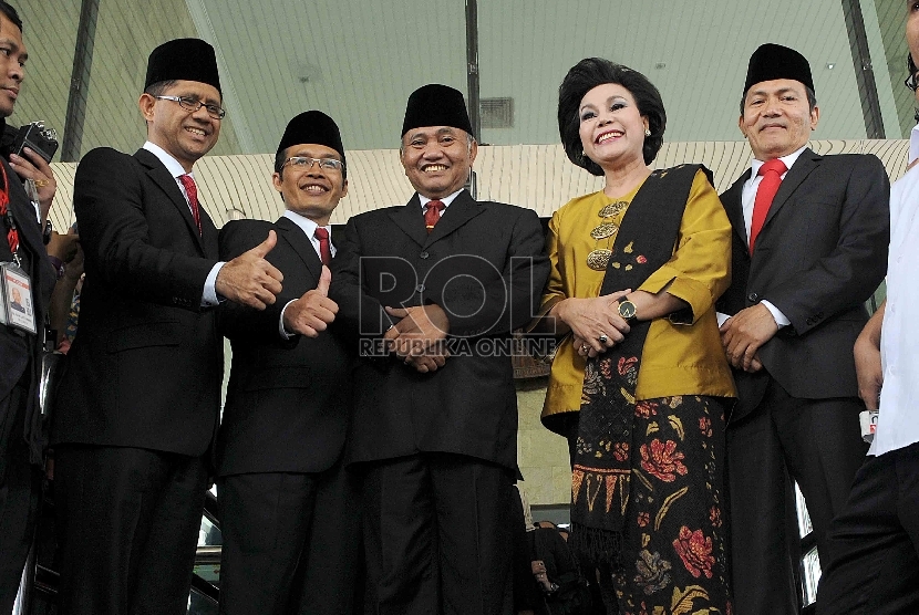 Ketua KPK Agus Rahardjo (tengah) didampingi para wakil KPK : Saut Situmorang (kanan), Basaria Pandjaitan (kedua kanan), Alexander Marwatta (kedua kiri) serta Laode Muhammad Syarief (kanan) berfoto bersama saat mendatangi Gedung KPK, Jakarta, Senin (21/12).