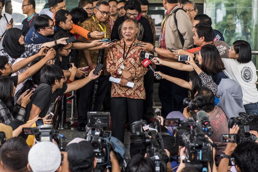 Ketua KPK Agus Rahardjo (tengah) memberikan  keterangan kepada awak media saat keluar gedung KPK, Jakarta, Jumat (19/2)