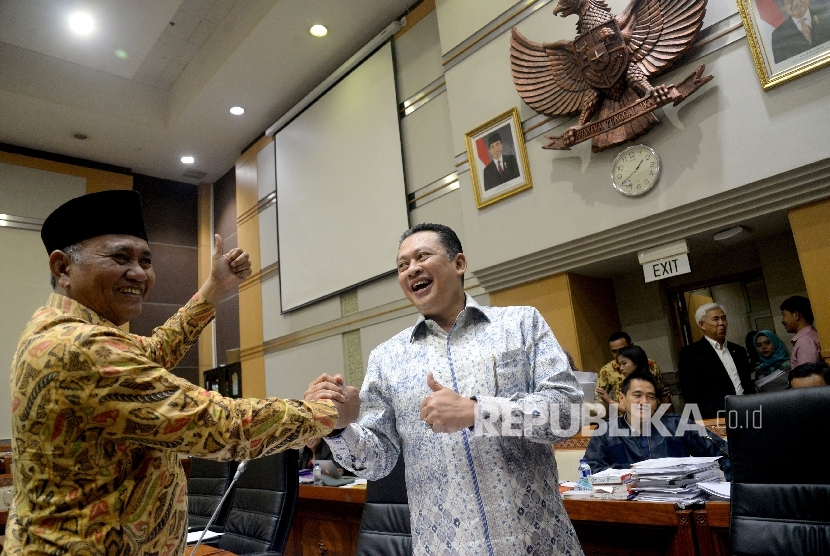  Ketua KPK Agus Raharjo bersalaman dengan Ketua Komisi III Bambang Soesatyo ketika mengikuti rapat dengar pendapat dengan Komisi III DPR di Kompleks Parlemen, Senayan, Jakarta, Selasa (26/9).