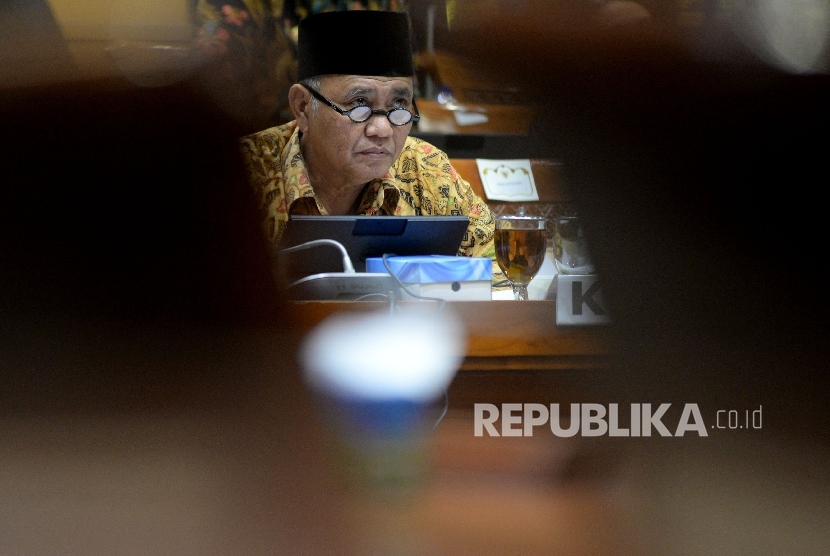 Ketua KPK Agus Raharjo mengikuti rapat dengar pendapat dengan Komisi III DPR di Kompleks Parlemen, Senayan, Jakarta, Selasa (26/9)