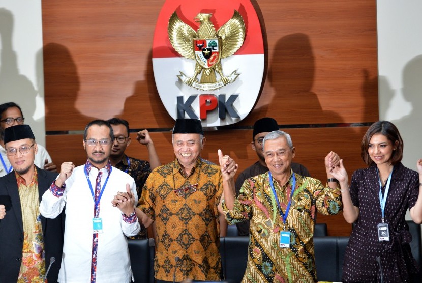 Ketua KPK Agus Raharjo (tengah) bersama Mantan Ketua KPK Abraham Samad (kedua kiri), Mantan Wakil Ketua KPK M Jasin (kiri) dan Busyro Muqoddas (kedua kanan) serta Najwa Shihab bergandengan tangan sebelum memberikan keterangan seusai menggelar pertemuan di Gedung KPK Jakarta, Selasa (31/10).