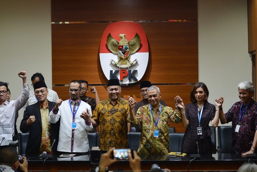 Ketua KPK Agus Raharjo (tengah) bersama Mantan Ketua KPK Abraham Samad (ketiga kiri), Mantan Wakil Ketua KPK M Jasin (kedua kiri), Busyro Muqoddas (ketiga kanan) beserta sejumlah perwakilan masyarakat dan LSM bergandengan tangan sebelum memberikan keterangan seusai menggelar pertemuan di Gedung KPK Jakarta, Selasa (31/10). 