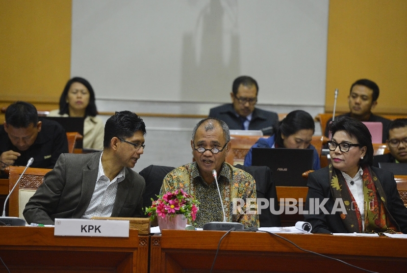 Ketua KPK Agus Raharjo (tengah) bersama Wakil Ketua KPK Laode M. Syarif (kiri) dan Basaria Panjaitan (kanan) memberikan pemaparan saat Rapat Dengar Pendapat (RDP) bersama Komisi II di Kompleks Parlemen, Jakarta, Rabu (15/6).  (Republika/ Raisan Al Farisi)