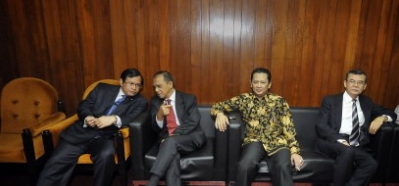 Ketua KPK Buysro Muqodas (kedua kiri) bersama Wakil Ketua KPK Bibit S.Riyanto (kiri), bertemu anggota Tim Pengawas (timwas) Bank Century Pramono Anung (kiri), serta Bambang Soesatyo (kedua kanan) di Kompleks Parlemen Senayan, Jakarta, Rabu (21/9). 