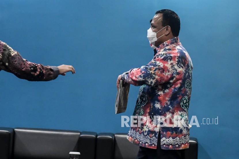 Ketua KPK Firli Bahuri berjalan meninggalkan ruangan usai mengikuti sidang lanjutan terkait dugaan pelanggaran kode etik, di gedung KPK C1, Jakarta.