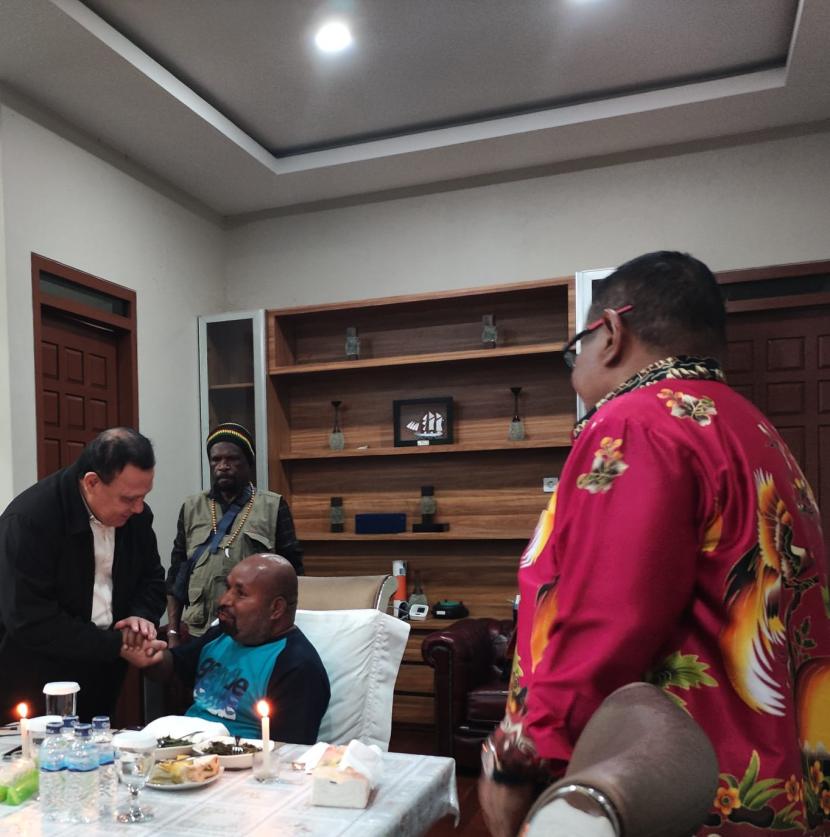 Ketua KPK Firli Bahuri bertemu Gubernur Papua Lukas Enembe di Papua.
