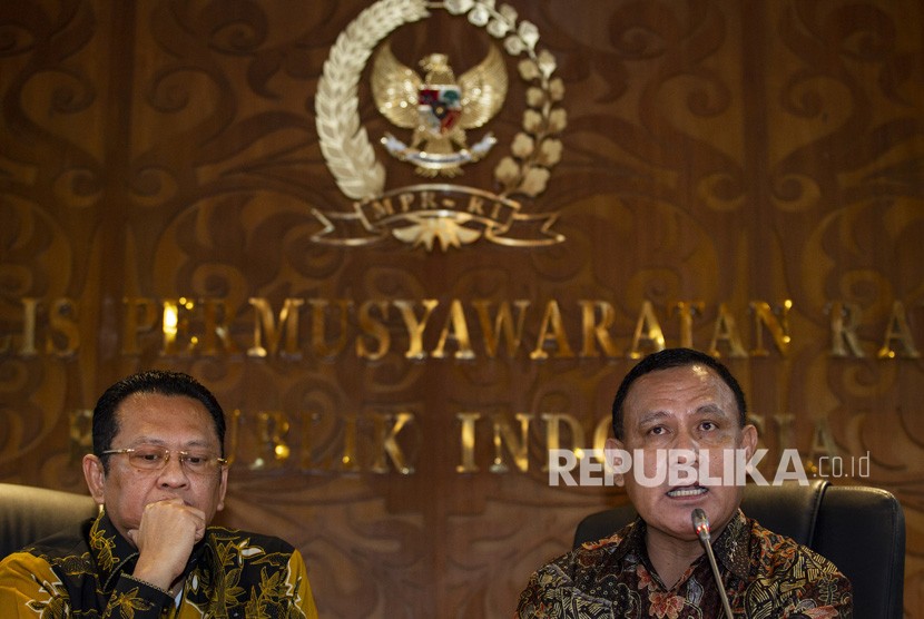 Ketua KPK Firli Bahuri (kanan) bersama Ketua MPR Bambang Soesatyo (kiri) menyampaikan keterangan pers usai melakukan pertemuan di Kompleks Parlemen, Senayan, Jakarta, Selasa (14/1/2020).