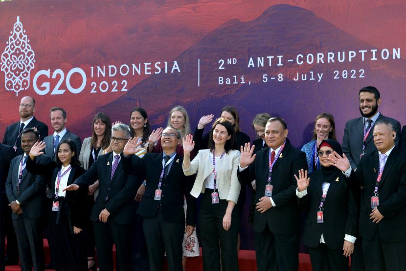 Ketua KPK Firli Bahuri (ketiga kanan bawah), Wakil Ketua KPK Alexander Marwata (keempat kiri bawah), Chair Anti-Corruption Working Group (ACWG) Mochamad Hadiyana (kanan bawah) dan Rolliansyah Soemirat (ketiga kiri bawah) berfoto bersama sejumlah delegasi usai pembukaan putaran kedua pertemuan G20 Anti-Corruption Working Group di Nusa Dua, Badung, Bali, Selasa (5/7/2022). Putaran kedua pertemuan G20 ACWG akan diselenggarakan hingga 8 Juli mendatang dengan membahas empat isu prioritas yang diikuti oleh delegasi dari negara-negara anggota G20, para kelompok partisipan serta organisasi internasional yang fokus pada isu pemberantasan korupsi. 