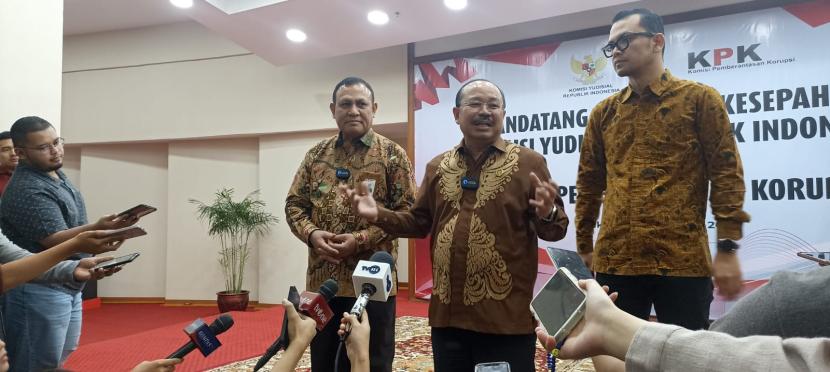Ketua KPK Firli Bahuri, Ketua KY Prof Amzulian Rifai, dan Juru Bicara KY Miko Ginting merespons pertanyaan awak media usai penandatanganan kerja sama di kantor KY, Jakarta Pusat pada Kamis (24/8/2023). 