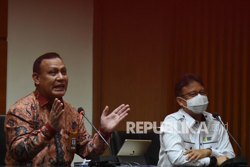 Ketua KPK Firli Bahuri (kiri) didampingi Menteri Kesehatan Budi Gunadi Sadikin (kanan). Indonesia Corruption Watch (ICW) meminta agar pemberian vaksinasi Covid-19 terhadap tahanan Komisi Pemberantasan Korupsi (KPK) perlu ditinjau kembali. 