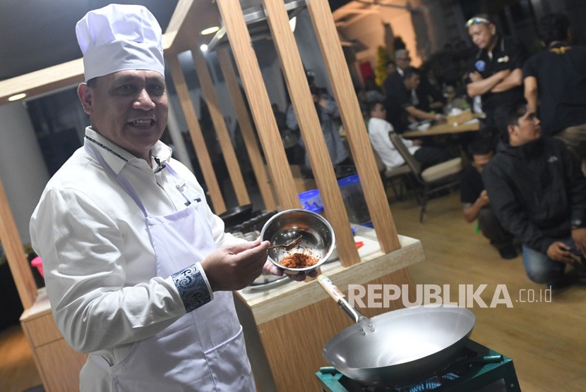 Ketua KPK Firli Bahuri memasak nasi goreng di acara Silaturahmi Pimpinan KPK dan Dewan Pengawas KPK di gedung KPK, Jakarta, Senin (20/1/2020). 