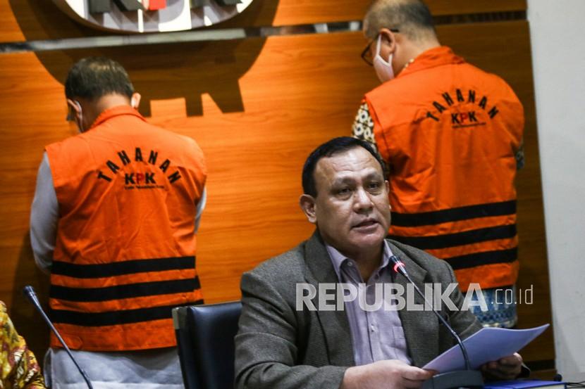 Ketua KPK Firli Bahuri menunjukkan tersangka pada konferensi pers penetapan tersangka kasus dugaan korupsi pembangunan penambahan gedung Rumah Sakit Kasih Bunda Cimahi, di Gedung KPK, Jakarta, Sabtu (28/11/2020). KPK resmi menetapkan dan menahan dua orang tersangka dalam kasus tersebut yaitu Walikota Cimahi Ajay Muhammad Priatna dan Komisaris Rumah Sakit Kasih Bunda Hutama Yonathan. 