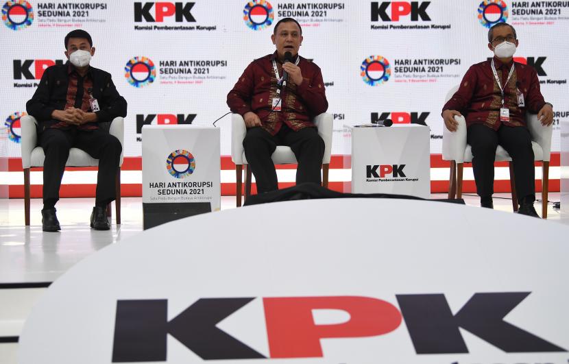 Ketua KPK Firli Bahuri (tengah) didampingi para Wakil Ketua Nawawi Pomolango (kiri) dan Alexander Marwata menyampaikan keterangan kepada wartawan terkait peringatan Hari Anti Korupsi Sedunia 2021 di Gedung KPK, Jakarta,  (ilustrasi).