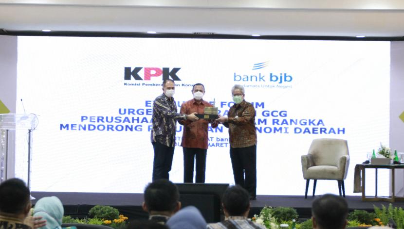 Ketua KPK Komjen Pol Drs Firli Bahuri MSi (tengah), Dirut Bank BJB Yuddy Renaldi (kanan), dan Komut Bank BJB Farid Rahman (kiri) dalam acara pembekalan kepada pejabat eksekutif Bank BJB di Kantor Pusat Bank BJB, Jalan Naripan 12-14, Kota Bandung, Selasa (16/3).  