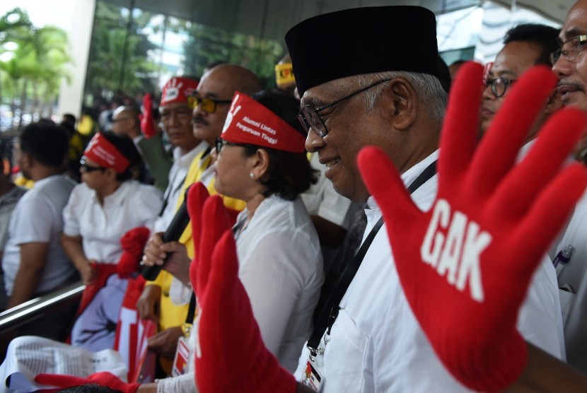 Ketua KPK Taufiequrachman Ruki (kanan) mengikuti aksi para alumni lintas perguruan tinggi yang tergabung dalam Gerakan Anti Korupsi (GAK) bersama mahasiswa perguruan tinggi di halaman Gedung KPK, Jakarta, Jumat (9/10). 