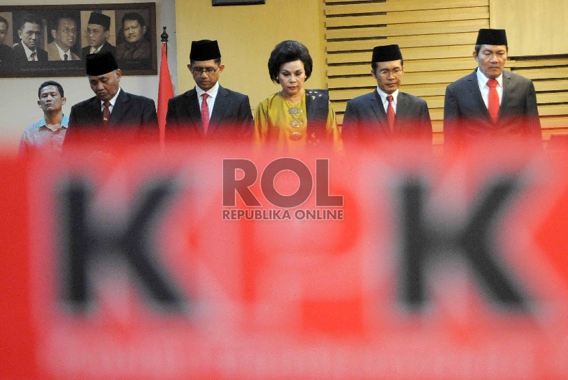 Ketua KPK terpilih, Agus Raharjo (kiri) beserta para wakil KPK yang baru saat serah terima jabatan pimpinan KPK di gedung KPK, Jakarta, Senin (21/12). (Republika/Agung Supriyanto)