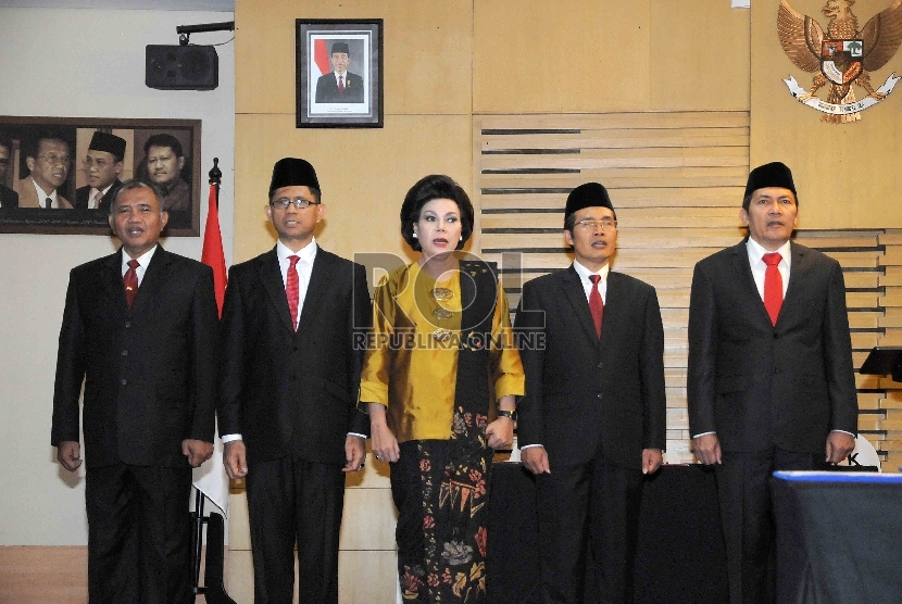  Ketua KPK terpilih, Agus Raharjo (kiri) bersama para wakil pimpinan KPK saat serah terima jabatan pimpinan KPK di Ruang Auditorium gedung KPK, Jakarta, Senin (21/12). (Republika/Agung Supriyanto)
