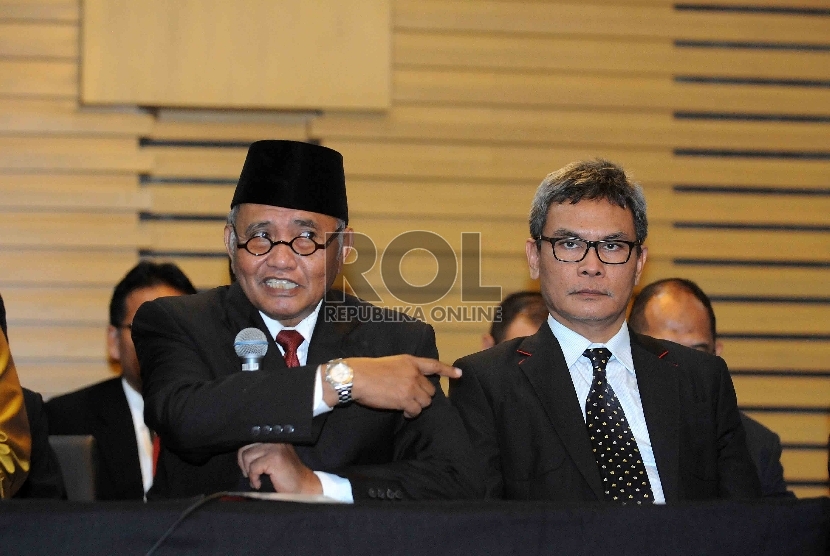 Ketua KPK terpilih, Agus Raharjo (kiri) serta mantan Plt Wakil Ketua KPK Johan Budi (kanan) memberikan keterangan kepada wartawan usai serah terima jabatan pimpinan KPK kepada saat serah-terima jabatan itu di Ruang Auditorium gedung KPK, Jakarta, Senin (21