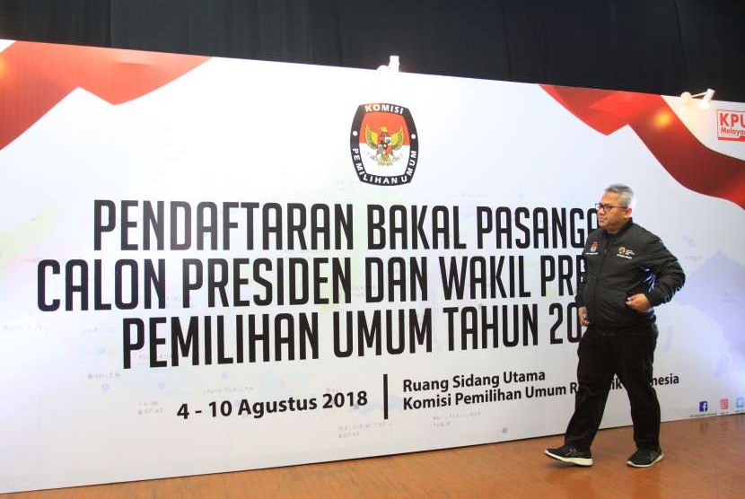 Ketua KPU Arief Budiman berjalan di dekat spanduk pendaftaran bakal pasangan calon Presiden dan Wakil Presiden Pemilu Tahun 2019 di Kantor KPU, Jakarta, Sabtu (4/8).