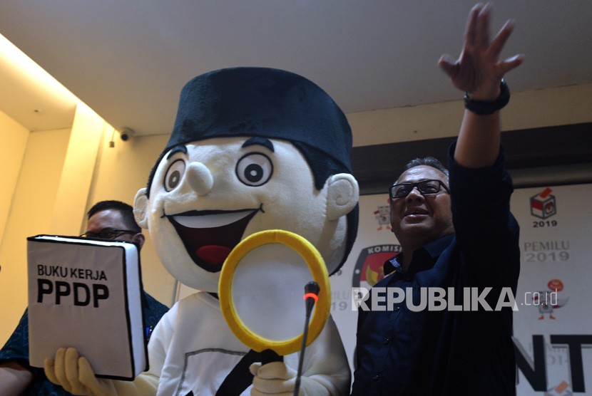 KPU chairman, Arief Budiman is accompanied by mascot of matching and research movement on the list of potential voters (DP4) during a press conference at KPU office, Jakarta, on Sunday (January 14).