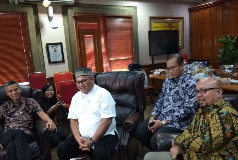 Ketua KPU, Arief Budiman didampingi komisioner KPU, memberikan keterangan tentang teknis pendaftaran pencalonan capres-cawapres Pemilu 2019, di Kantor KPU, Menteng, Jakarta Pusat, Jumat (3/8). KPU meminta capres-cawapres wajib hadir saat mendaftar sebagai peserta Pemilu 2019.