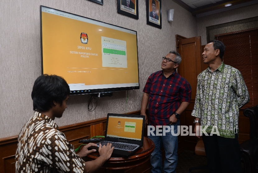 Ketua KPU Arief Budiman didampingi Komisioner KPU Pramono Ubaid Tanthowi memaparkan tata cara penggunaan Sistem Informasi Partai Politik (SIPOL) kepada wartawan di Kantor KPU Pusat, Jakarta, Jumat (6/10).