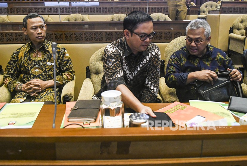Ketua KPU Arief Budiman (kanan) berbincang dengan Komisioner KPU Viryan (tengah) dan Pramono Ubaid Tanthowi (kiri) sebelum mengikuti Rapat Dengar Pendapat (RDP) dengan Komisi II DPR di Kompleks Parlemen, Jakarta, Senin (2/12/2019). 