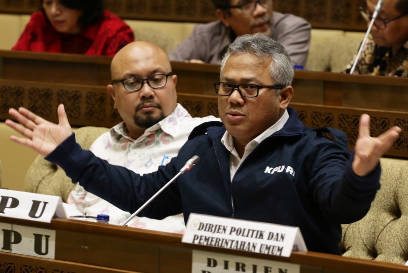 Ketua KPU Arief Budiman (kanan) bersama Anggota KPU Ilham Saputra (kiri) mengikuti Rapat Dengar Pendapat (RDP) bersama Komisi II DPR di Kompleks Parlemen, Senayan, Jakarta, Rabu (9/1/2019).