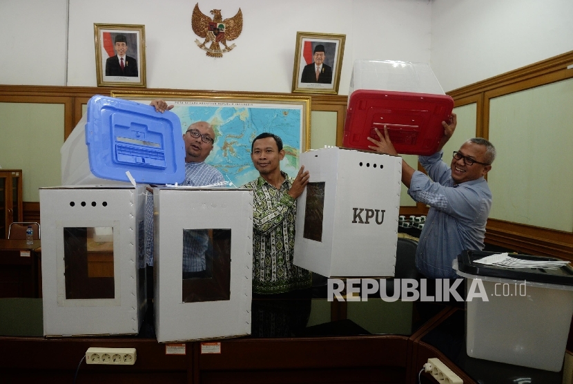 Ketua KPU Arief Budiman (kanan), bersama anggota KPU Pramono Ubaid Tanthowi (tengah), dan Ilham Saputra (kiri) menunjukkan contoh alternatif bentuk kotak suara transparan terbuat dari kertas karton dan Box plastik akan digunakan dalam Pilkada serentak 2018 dan Pemilu 2019 di kantor KPU, Jakarta, Senin (7/8).