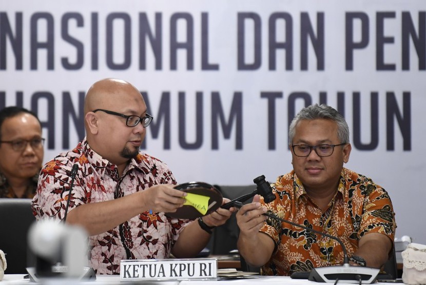 Ketua KPU Arief Budiman (kanan) bersama Komisioner KPU Ilham Saputra (kiri) saat memimpin Rapat Pleno Rekapitulasi Hasil Penghitungan dan Perolehan Suara Tingkat Nasional Dalam Negeri dan Penetapan Hasil Pemilu 2019 di Jakarta, Sabtu (18/5/2019). 