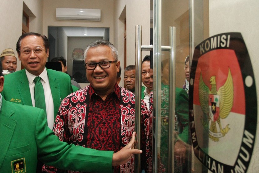 Ketua KPU, Arief Budiman (kanan) menerima sejumlah kader PPP yang dipimpin Djan Faridz (kiri), di gedung Komisi Pemilihan Umum (KPU) Pusat, Jakarta, Senin (9/10).