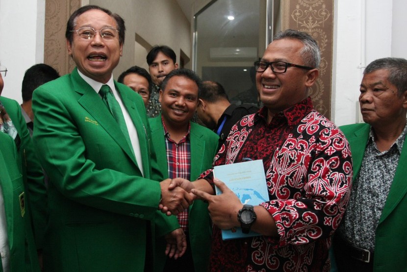 Ketua KPU, Arief Budiman (kanan) menerima sejumlah kader PPP yang dipimpin Djan Faridz (kiri), di gedung Komisi Pemilihan Umum (KPU) Pusat, Jakarta, Senin (9/10). 