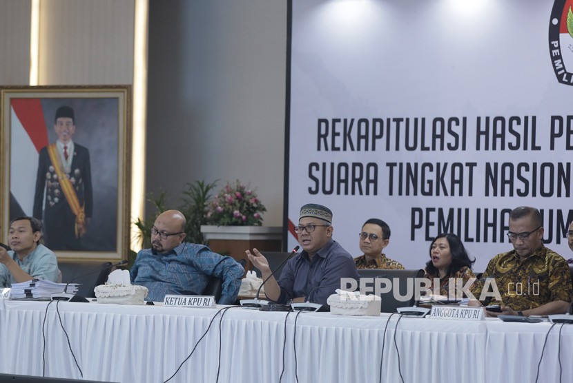 Ketua KPU Arief Budiman (kedua kanan) bersama Komisioner KPU Pramono Ubaid Tanthowi (kiri), Ilham Saputra (kedua kiri), Hasyim Asy'ari (kanan) menghadiri Rapat Pleno Rekapitulasi Hasil Penghitungan dan Perolehan Suara Tingkat Nasional Dalam Negeri dan Penetapan Hasil Pemilu 2019 di kantor KPU, Jakarta, Jumat (17/5/2019). 