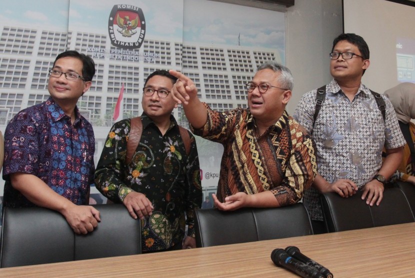 Ketua KPU Arief Budiman (kedua kanan) bersama Tim Kajian Lintas Disiplin bersiap memberikan keterangan kepada wartawan tentang Hasil kajian lintas disiplin atas meninggal dan sakitnya petugas KPPS Pemilu 2019, di Media Center KPU, Jakarta, Selasa (25/6/2019). 