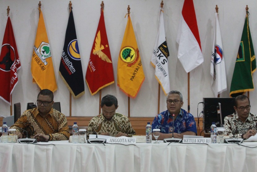 Ketua KPU Arief Budiman (kedua kanan), Komisioner KPU Hasyim Ashari (kanan), Pramono Ubaid Tanthowi (kedua kiri) dan Anggota Bawaslu Fritz Edward Siregar (kiri) menggelar rapat dengan pengurus pusat partai politik di Kantor KPU, Jakarta, Jumat (27/7).