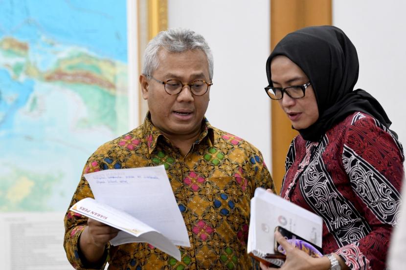 Ketua KPU Arief Budiman (kiri) berbincang dengan Komisioner KPU Evi Novida Ginting Manik (kanan) saat memberikan pernyataan sikap terhadap putusan Dewan Kehormatan Penyelenggara Pemilu (DKPP) di Kantor KPU, Jakarta, Kamis (19/3/2020). (Antara/M Risyal Hidayat)