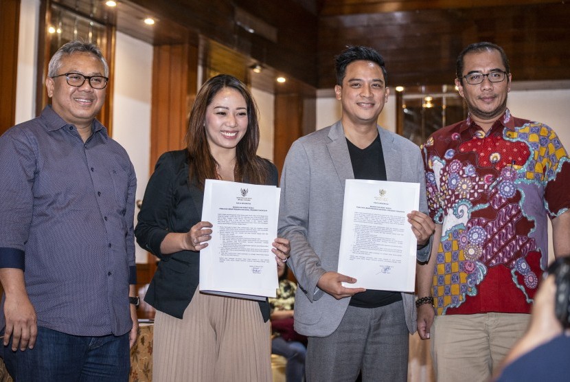 Ketua KPU Arief Budiman (kiri) bersama Komisioner KPU Hasyim Asy`ari (kanan), berfoto dengan moderator debat Tommy Tjokro (kedua kanan) dan Anisha Dasuki (kedua kiri) yang menunjukan naskah Pakta Integritas Moderator pada Debat Kedua Calon Presiden (Capres) Pemilu 2019, di Jakarta, Sabtu (9/2/2019). 