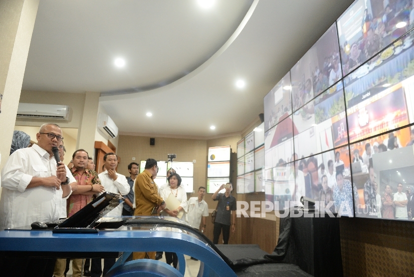 Ketua KPU Arief Budiman (kiri) melakukan telewicara dengan KPUD saat peluncuran Sistem Informasi Data Pemilih (Sidalih) di Gedung KPU, Jakarta, Selasa (11/7). 