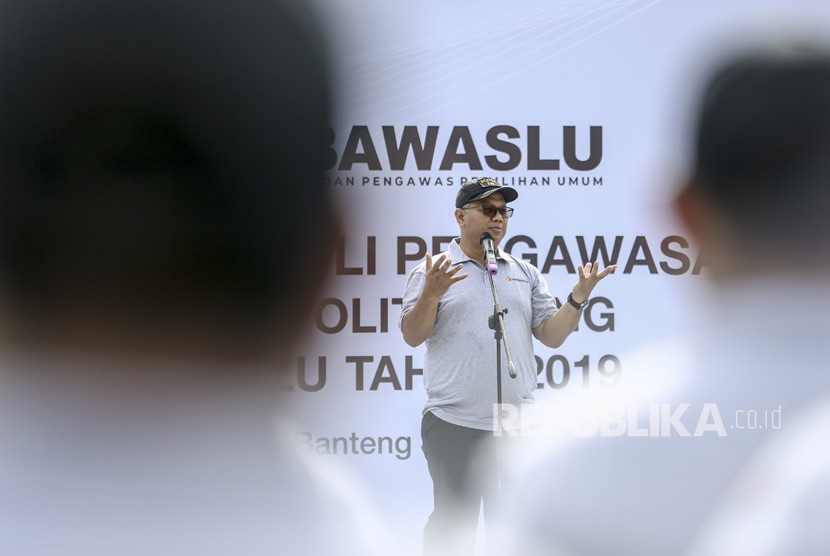 Ketua KPU Arief Budiman memberikan arahan kepada peserta apel patroli pengawasan anti politik uang Pemilu 2019 di Lapangan Banteng, Jakarta, Jumat (12/4/2019). 