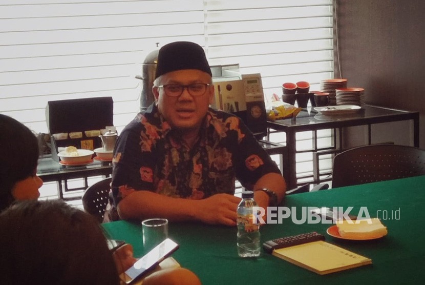 Ketua KPU, Arief Budiman, memberikan keterangan kepada wartawan di Hotel Borobudur, Gambir, Jakarta Pusat, Jumat (20/7). Arief menegaskan, setelah 20 September, parpol tidak bisa mengganti caleg yang terbukti mantan koruptor. 