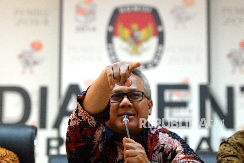  Ketua KPU Arief Budiman memberikan paparan saat konferensi pers di Media Center KPU, Jakarta, Senin (2/10). 