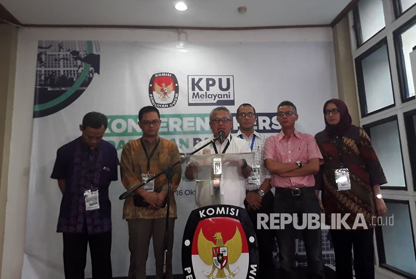 Ketua KPU, Arief Budiman, memberikan penjelasan terkait hasil evaluasi proses pendaftaran calon peserta Pemilu 2019 di Kantor KPU, Menteng, Jakarta Pusat, Selasa (17/10). Pendaftaran calon peserta Pemilu 2019 telah resmi ditutup pada Senin (16/10) pukul 24.00 WIB. 