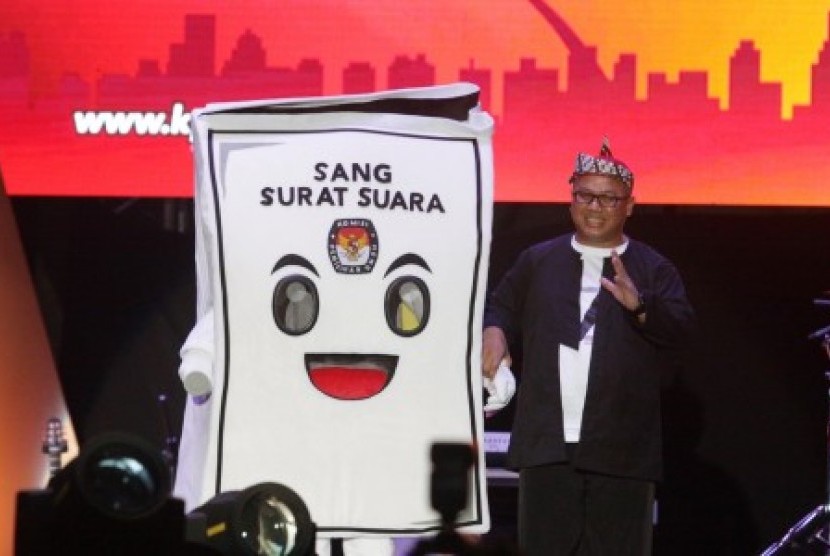 Ketua KPU Arief Budiman memperkenalkan maskot baru KPU 2019 kepada masyarakat pada acara Pagelaran Seni Budaya di Monas Jakarta, Sabtu (21/4). Pada acara ini diluncurkan maskot Sang Surat Suara, Lagu Pemilu dan pengenalan bendera 20 Partai Pemilu dan menyongsong Pemilu Tahun 2019. 