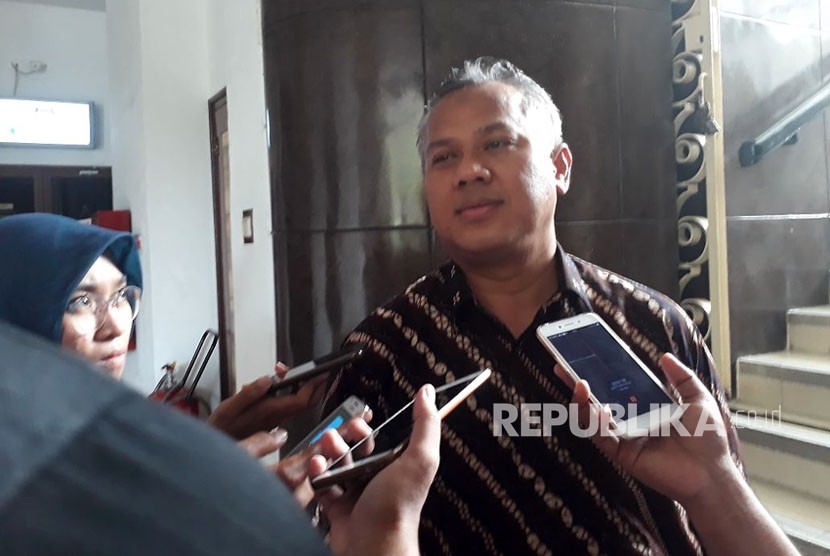 Ketua KPU, Arief Budiman, mengkonfirmasi pertanyaan wartawan seputar laporan sejumlah parpol terkait dugaan pelanggaran administrasi pendaftaran calon peserta Pemilu 2019 di Kantor KPU, Menteng, Jaakrta Pusat, Senin (23/10). Sebanyak tiga parpol sudah melaporkan dugaan pelanggaran administrasi ke Bawaslu pada Senin. 